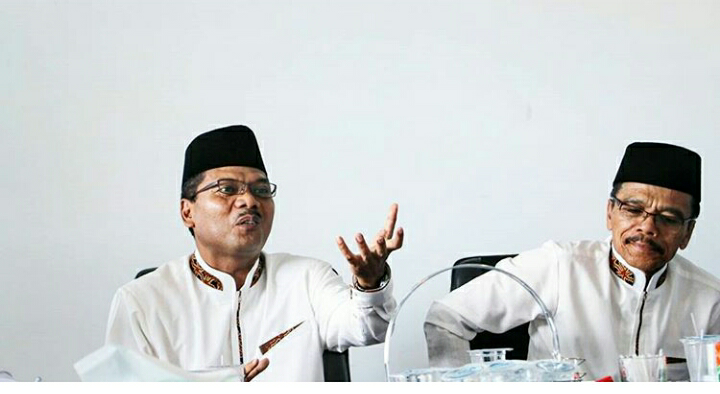Bupati Irfendi Arbi bersama ketua DPRD memerikan keterangan pers